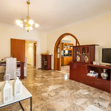 Maria Villa *
